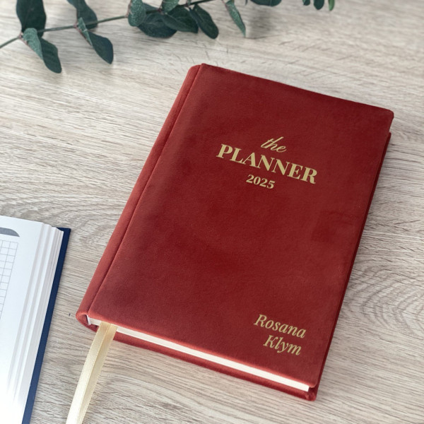 Записник з велюру "The Planner 2026". Іменний напис на обкладинці. Записник з велюру "The Planner 2026". Іменний напис на обкладинці.