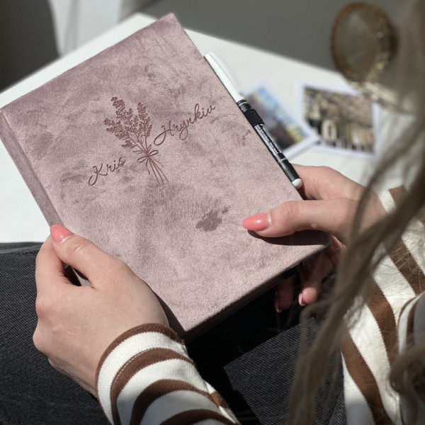 Фотощоденник (Scrapbook) з велюру та іменним гравіруванням "Лаванда" Фотощоденник (Scrapbook) з велюру та іменним гравіруванням "Лаванда"